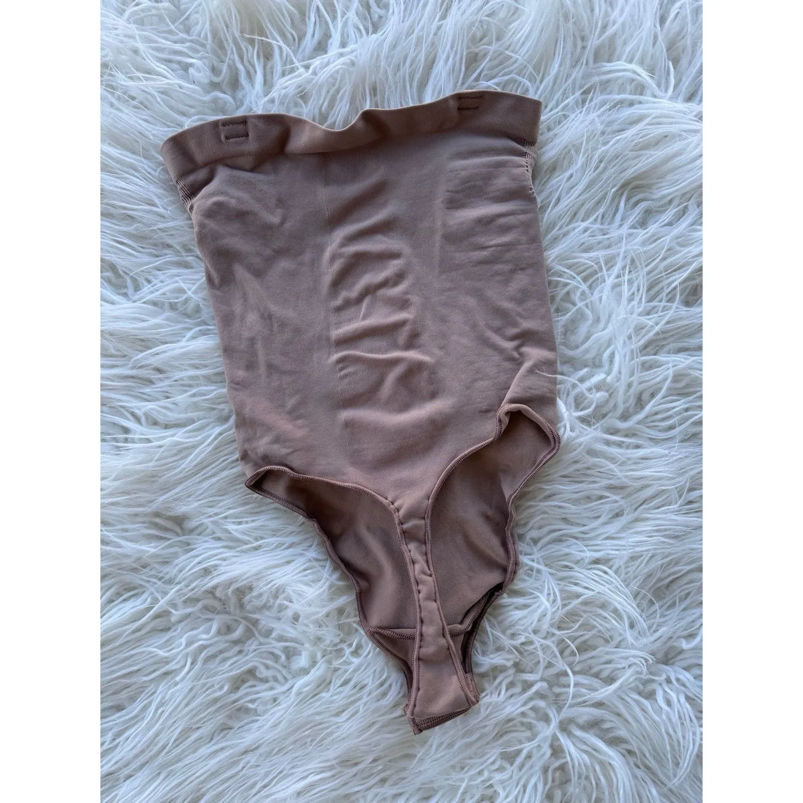 SKIMS  Seamless Sculpt Strapless Thong Bodysuit Sienna  
Size Medium - Image 6