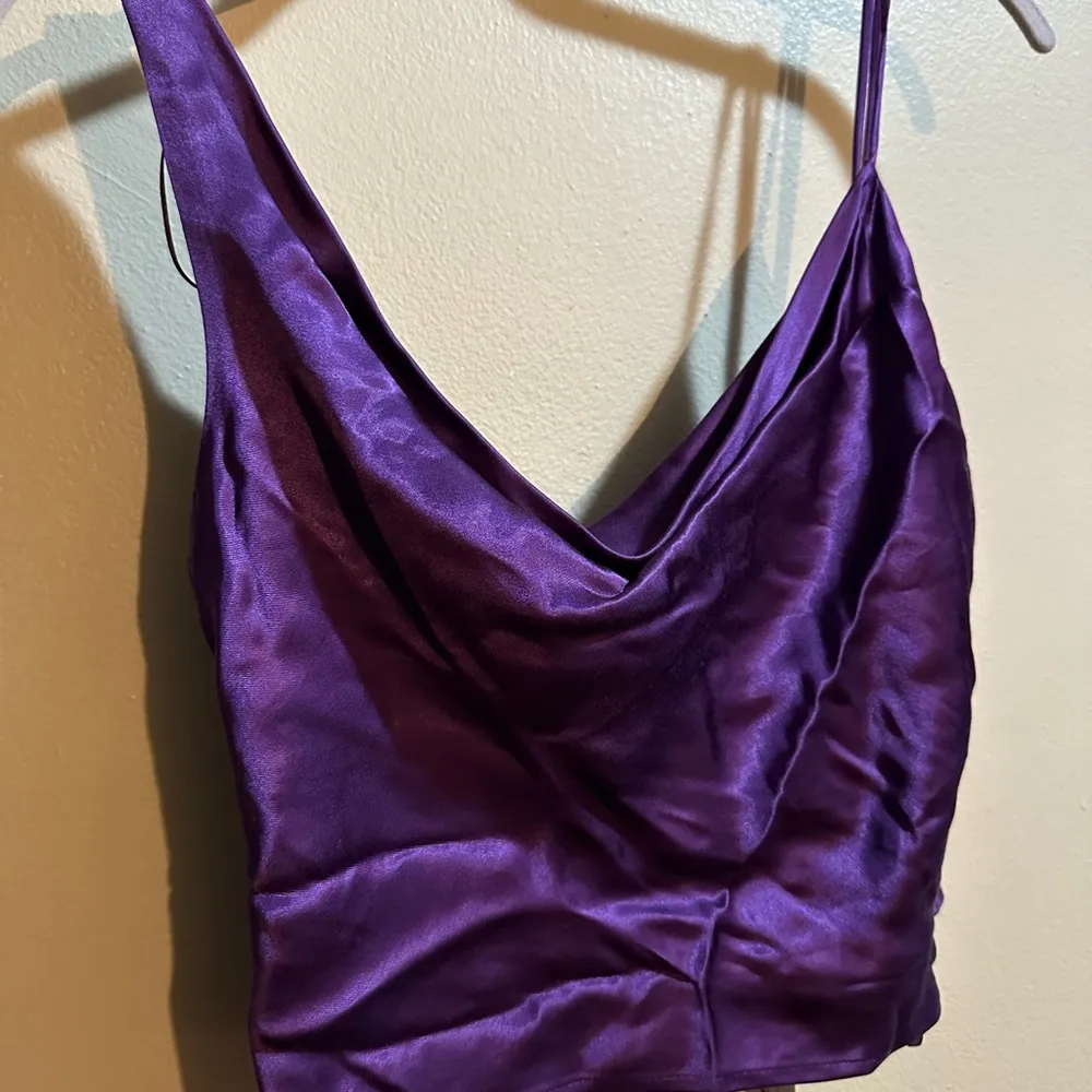 SATIN ASYMMETRIC CROP TOP - Image 4