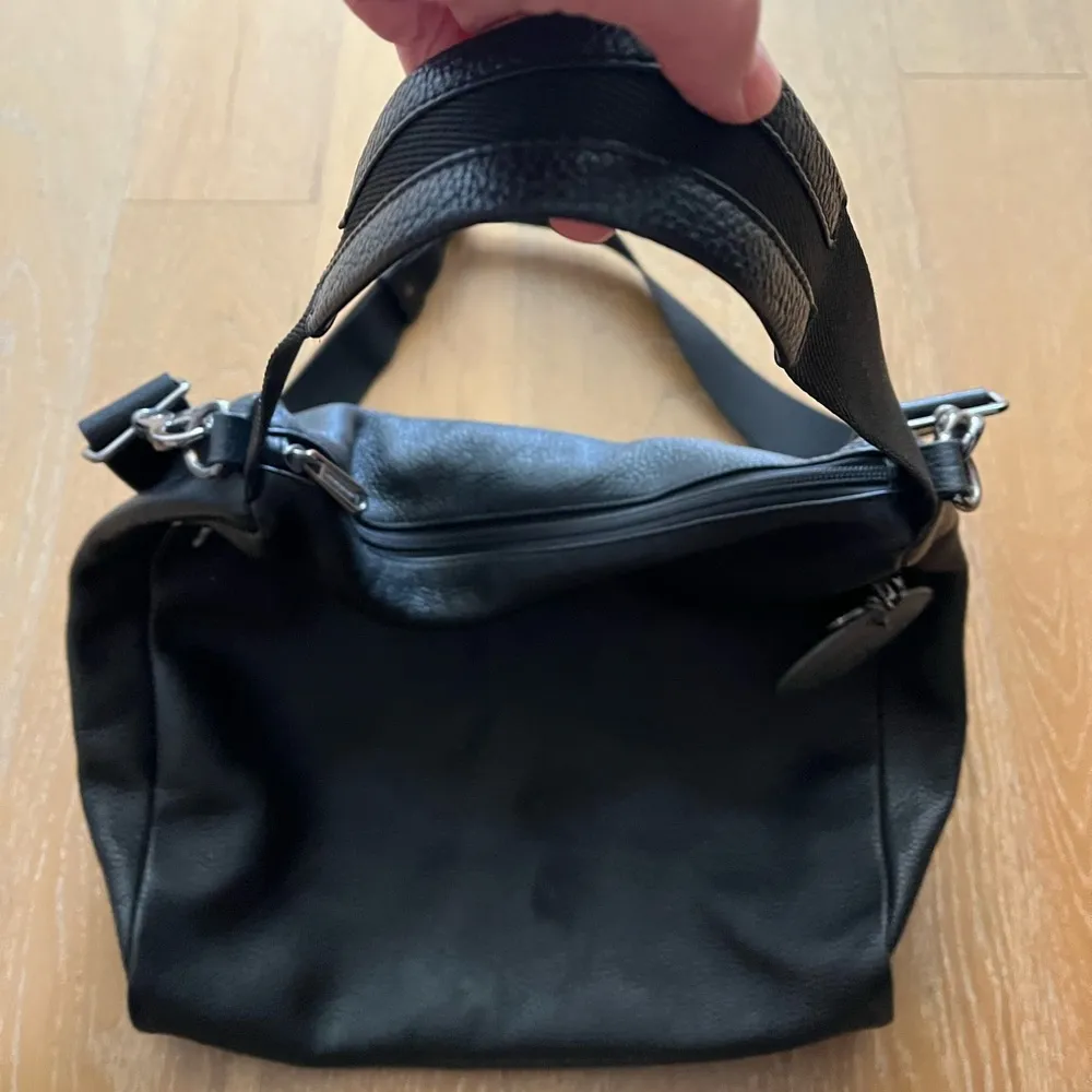 Mandarina Duck gently worn black leather bag with double strap - Image 8