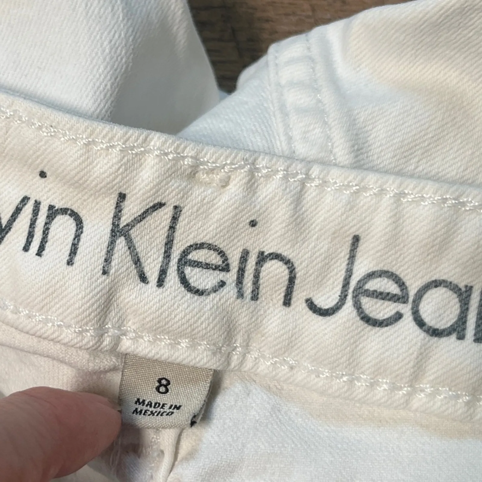 Calvin Klein White Capri Jeans Womens Size 8 Raw Hem Distressed Frayed Cropped - Image 7