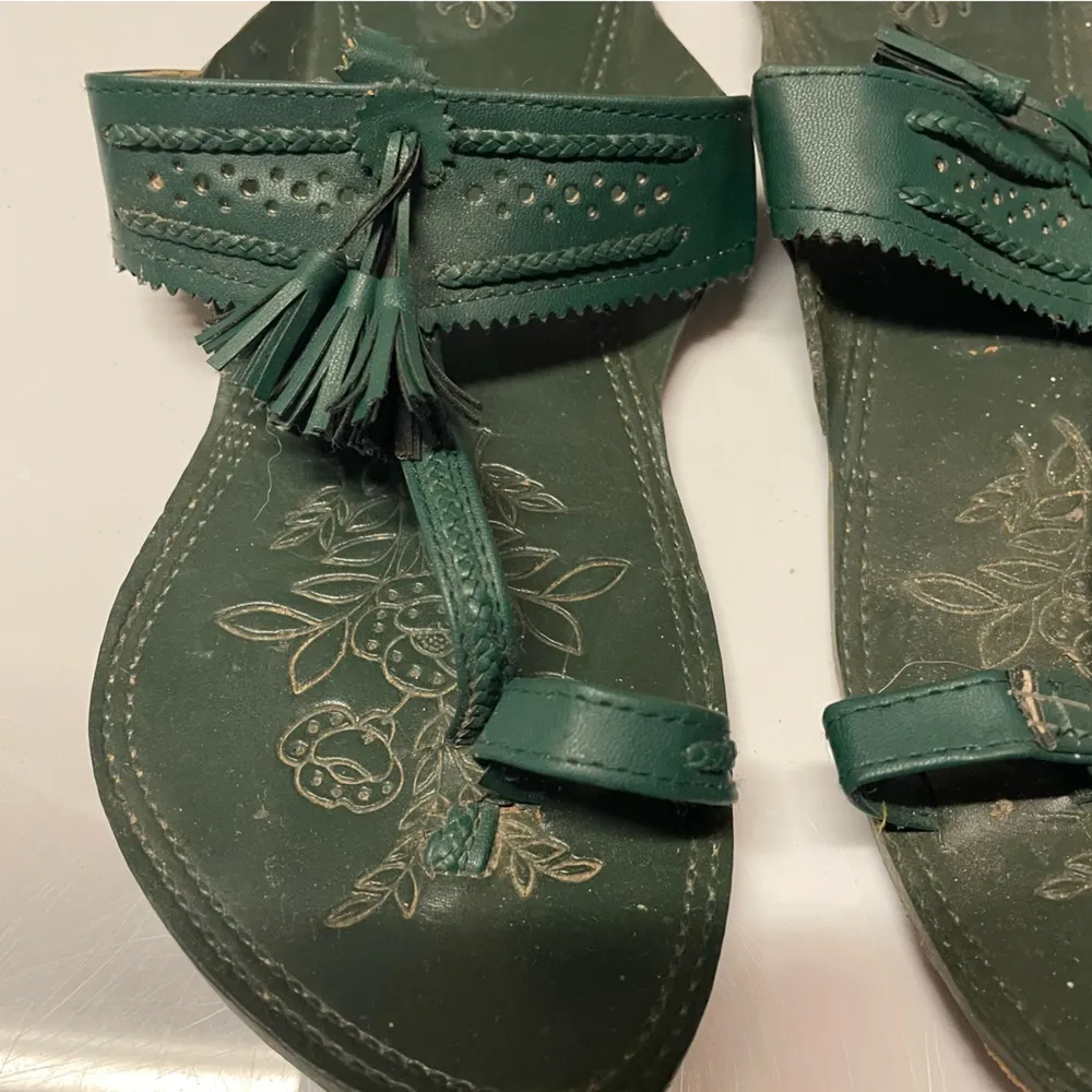 Indian Kohlapuri Flip Flop Sandals 9 Vegan Leather Wood Tassel Design Green - Image 2