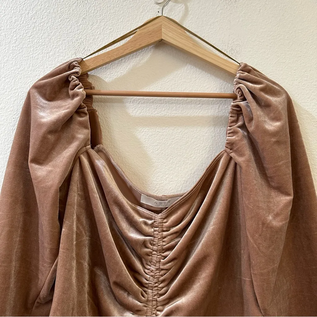 ASTR The Label Vanya Velvet Ruched Long Sleeve Sweetheart Neck Blouse Size L - Image 4