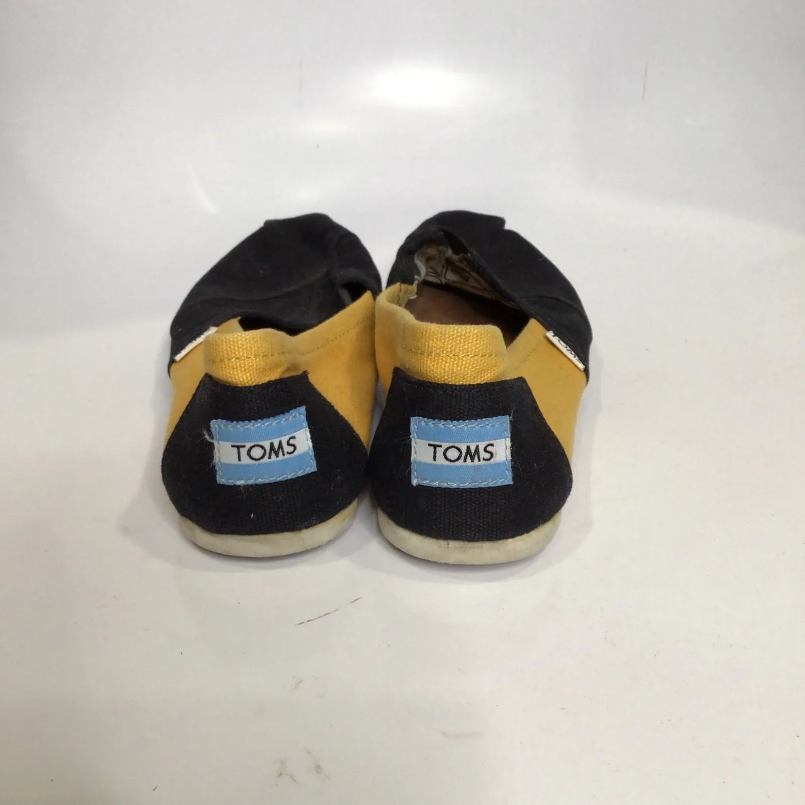 Toms black yellow flats slip on casual women's size 7.5 Hawkeyes color block - Image 4