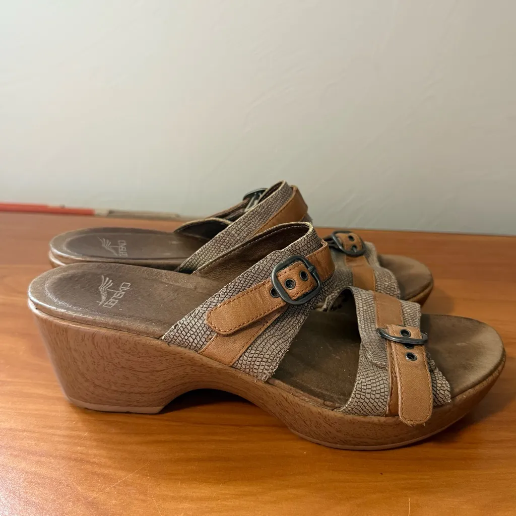 Dansko Jessie‎ Sand Lizard Wedge Sandals Double Strap Buckle 9700032279 Size 40 - Image 5