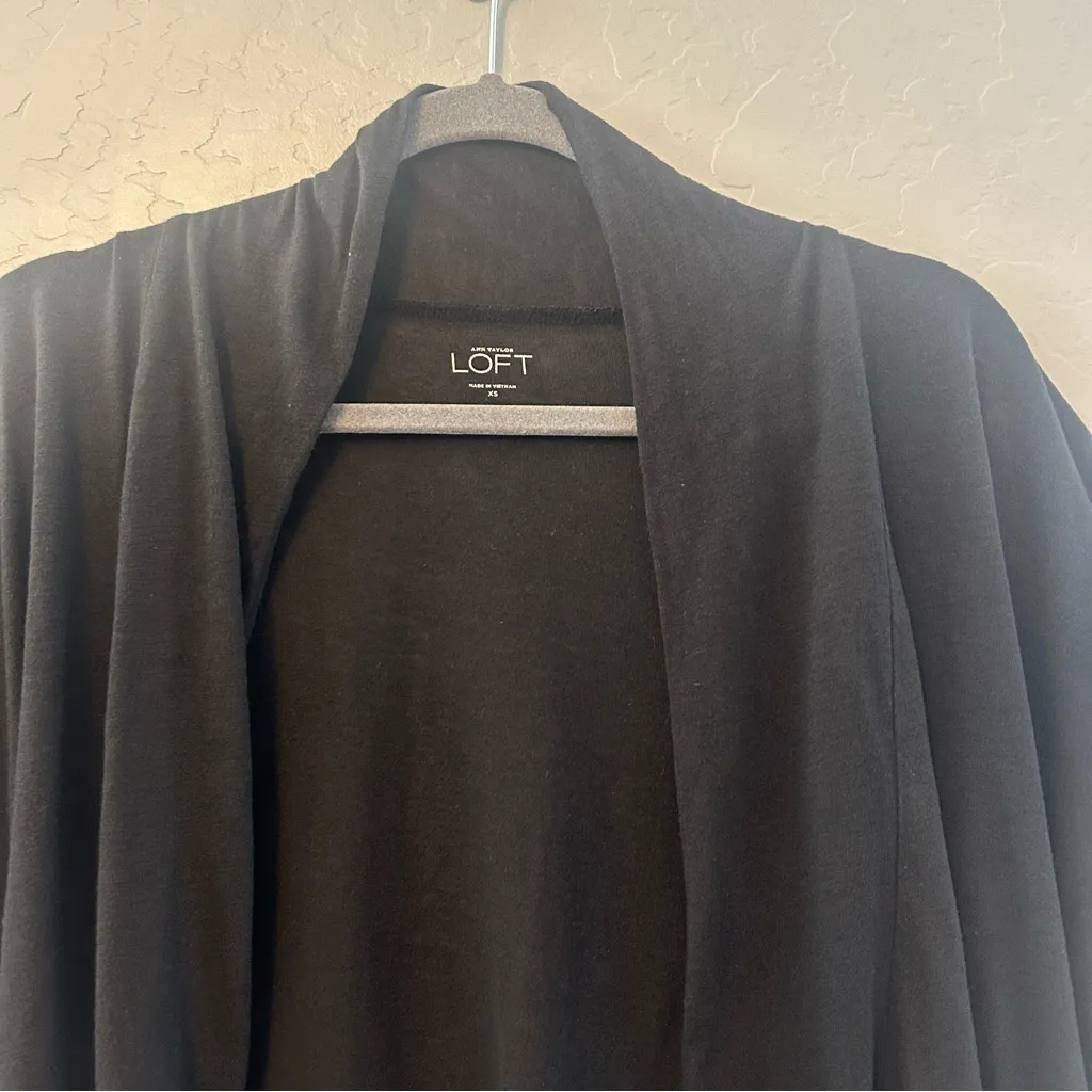 ⭐️Ann Taylor LOFT black short sleeve open cardigan style top size xs - Image 5