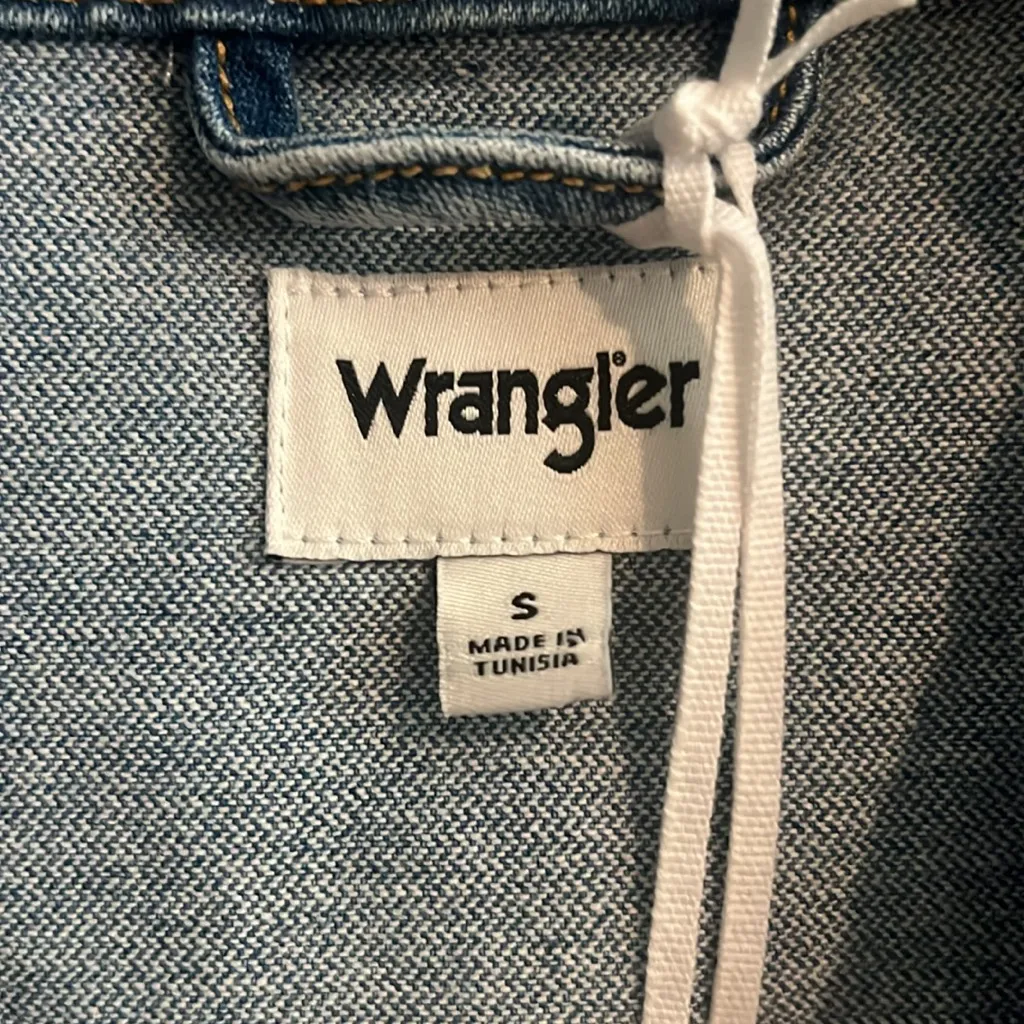 Wrangler Zip off sleeves Denim Jacket.  NWT - Image 2