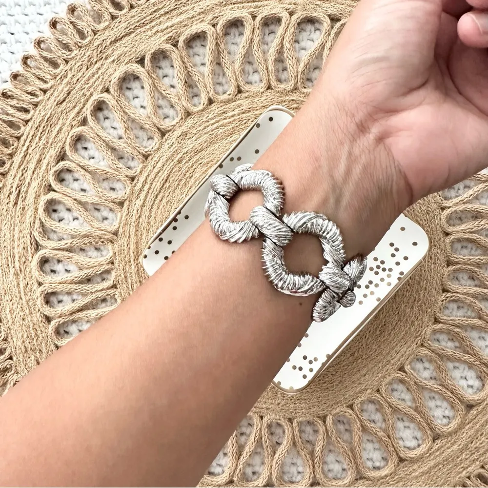 Unmarked Heavy Silver Textured Metal Oversized Circle Chainlink Style Bracelet - Image 2