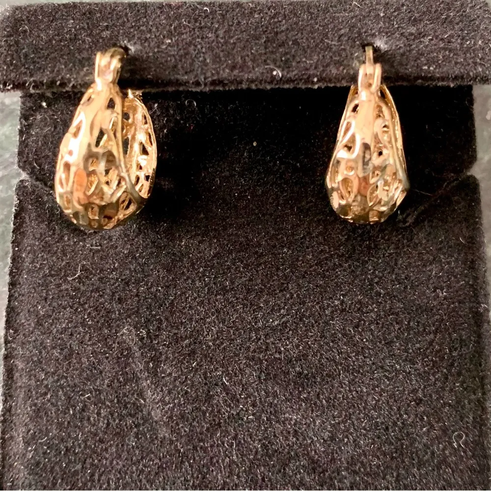 Open work Cutout Gold Over Sterling Silver Hoop Huggie Earrings 925 Turkey - Image 6