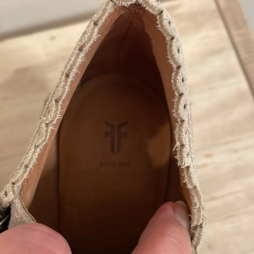 Frye Reed Scalloped Mid Heel Bootie NWOT - Image 8