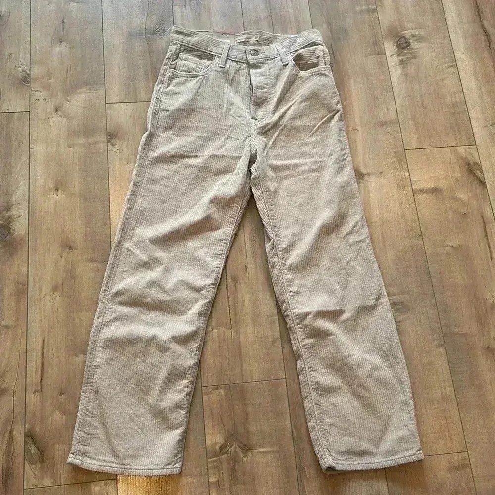 NWT Levi's Premium RIBCAGE STRAIGHT ANKLE CORDUROY WOMEN'S PANTS Sz 26 - Image 6