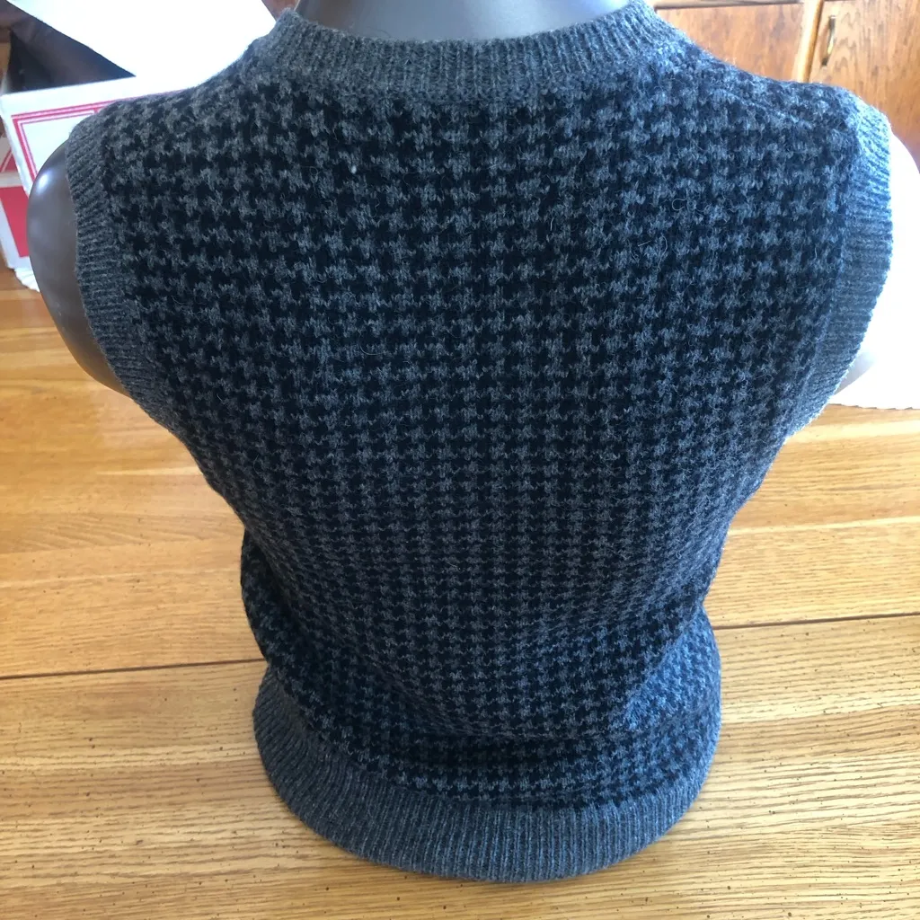 Vintage 80’s women’s Courtney Rhodes wool vest. Used in good condition. Size undefined - Image 3