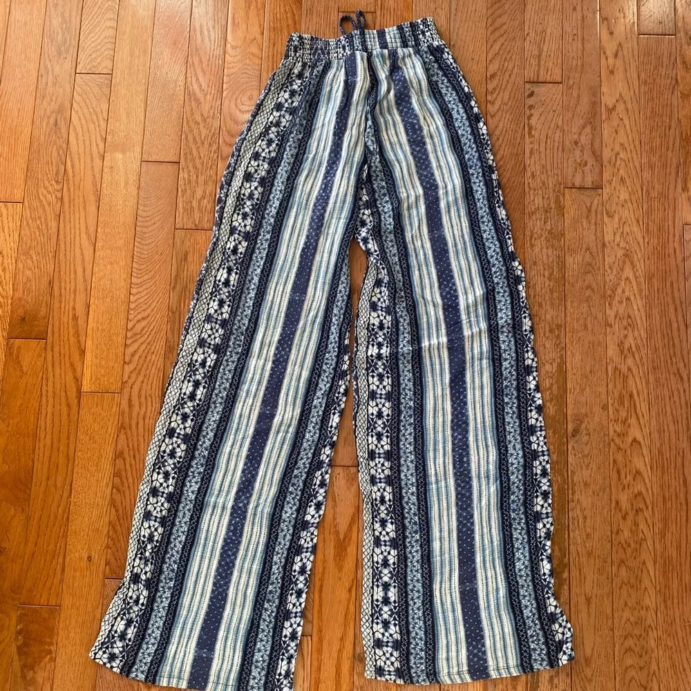 white and blue striped floral patterned flowy wide leg pants - Image 2