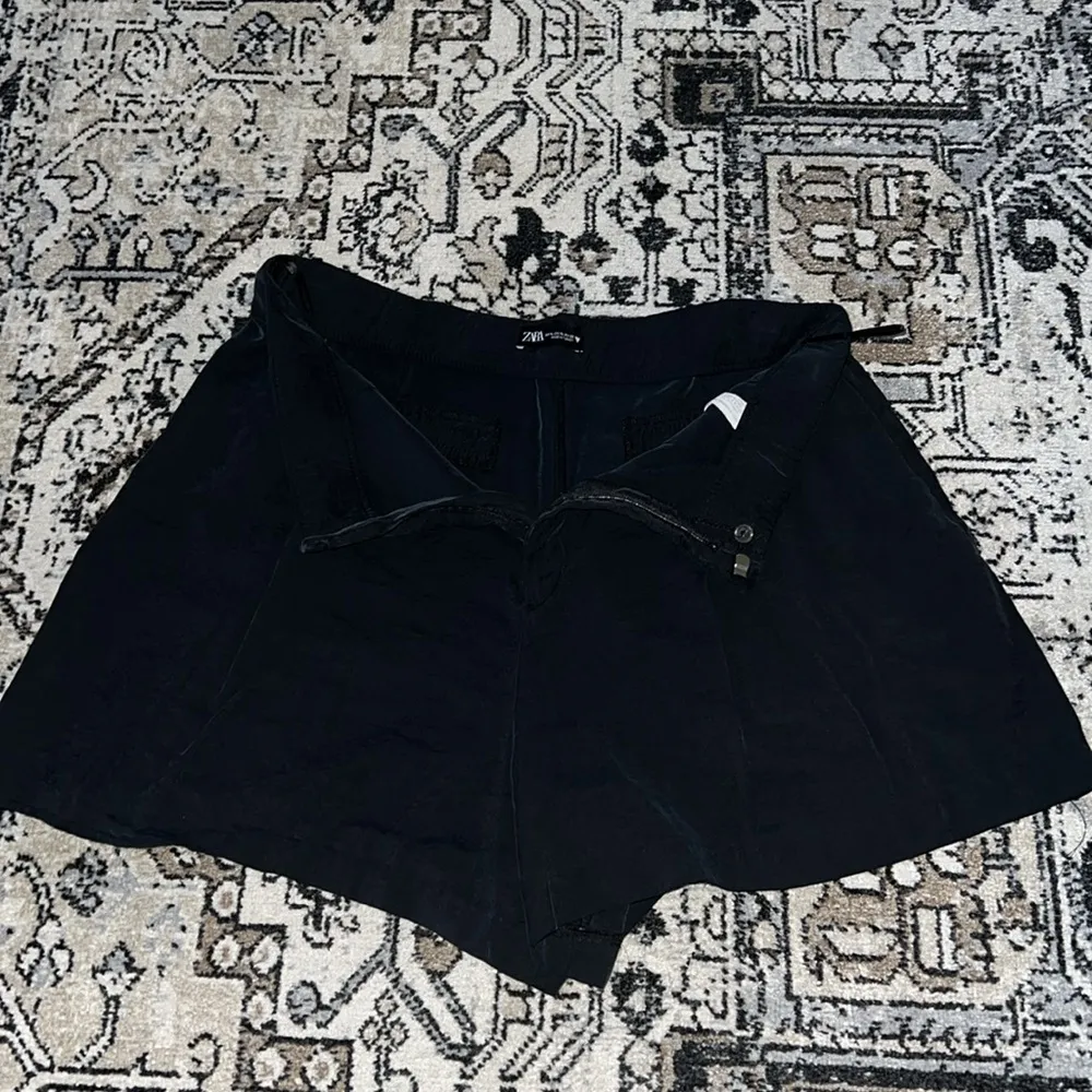 ZARA Black Pleated High-waist Shorts - Image 5