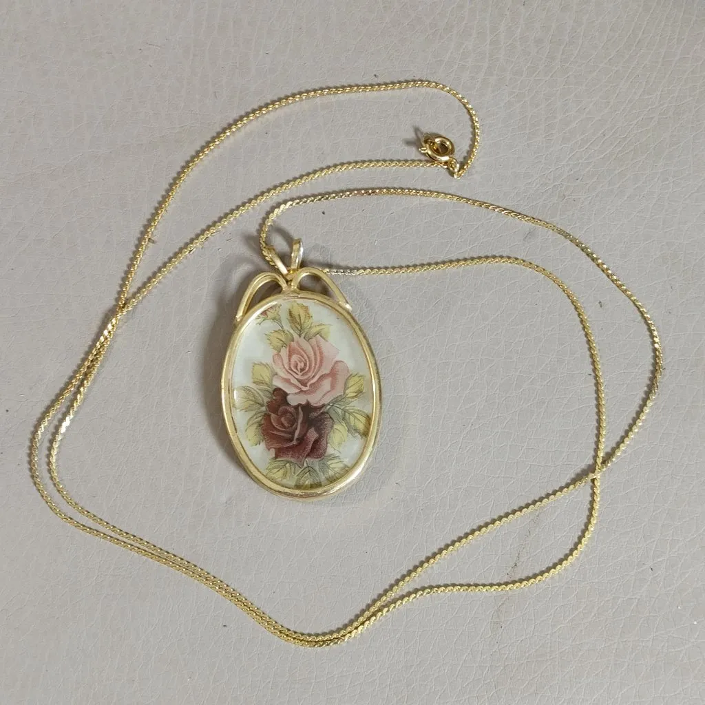 Roses Pendant Necklace 29 Inch Vintage Flowers Oval Pink Red Gold Tone Frame - Image 5