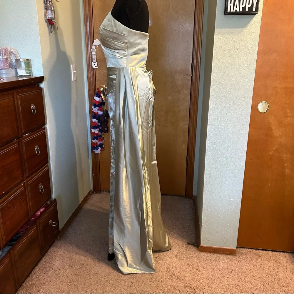 NWOT light green satin one shoulder bridesmaid dress with slit size 4 lace back - Image 4