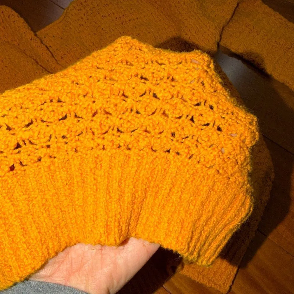 Abercrombie & Fitch Women's Mustard V-Neck crochet Sweater Size L - Image 9