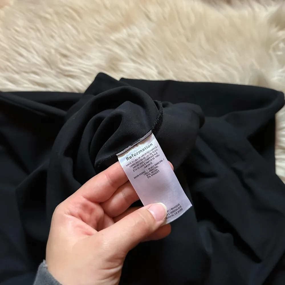 Reformation  Priya Pant In Black - Image 7