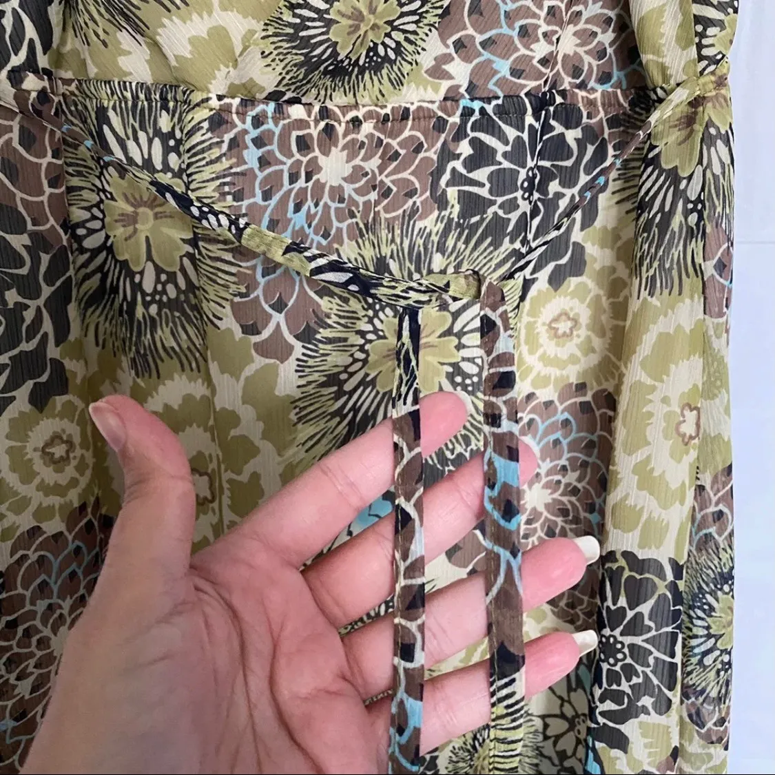 Calf-length, v-neck sleeveless dress - Image 6