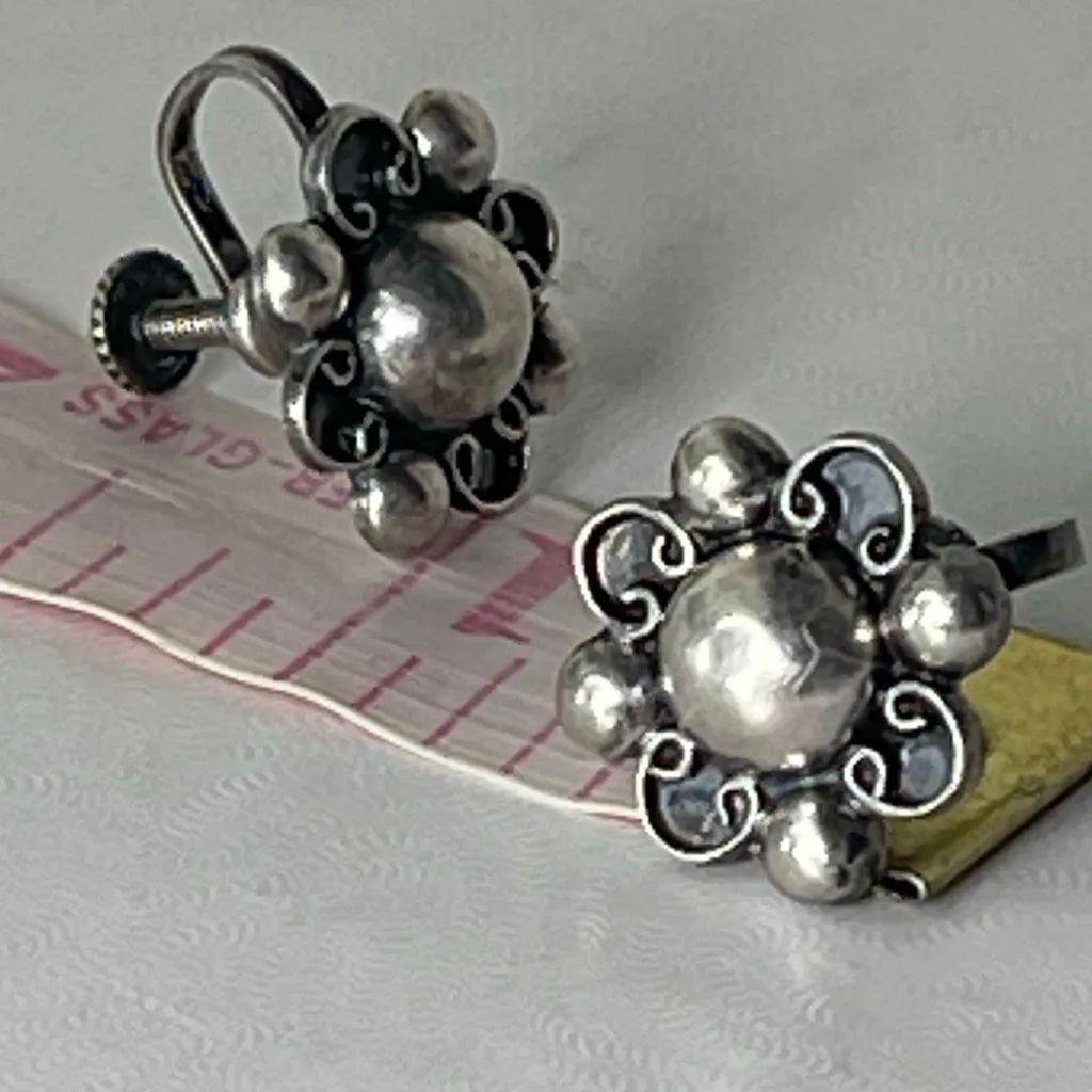 Mexico Vintage Silver screw back style floral earrings. - Image 6