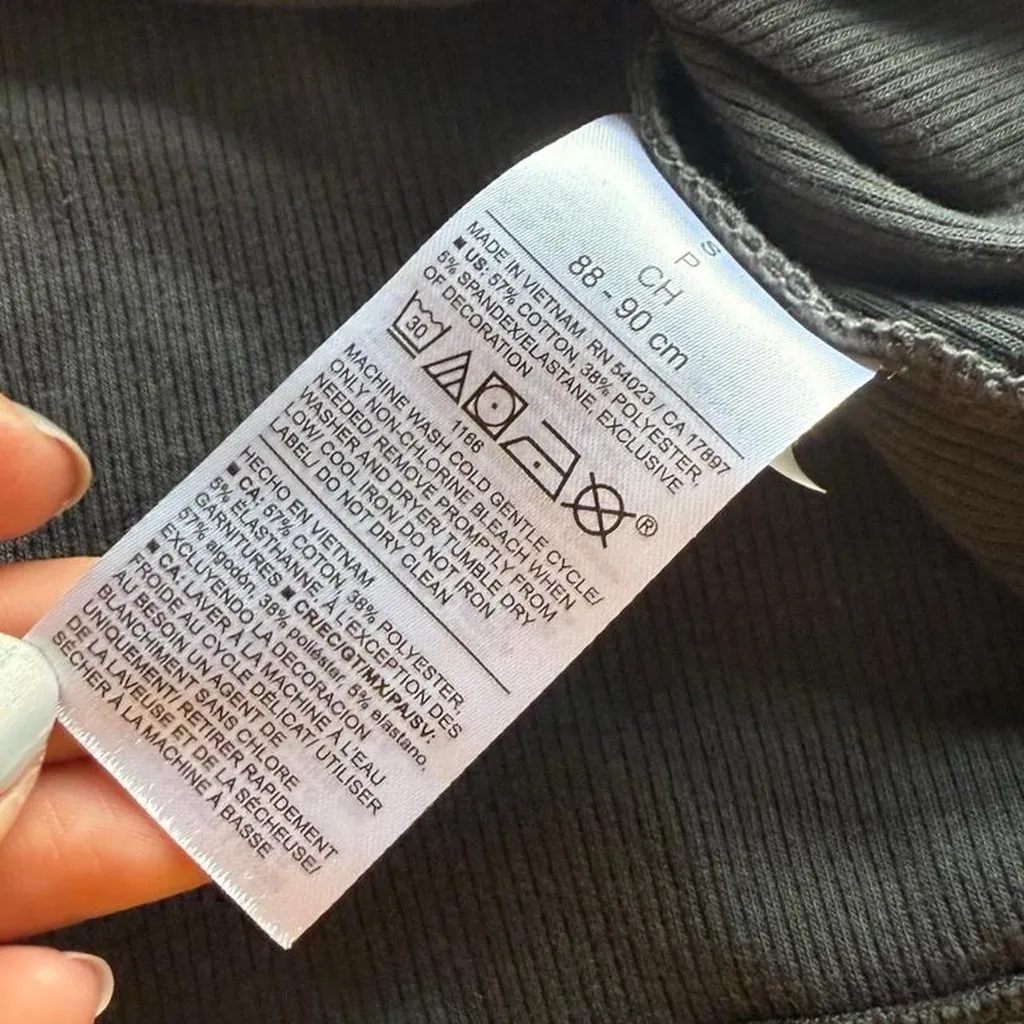 Old Navy Tank Top with White Trim - Image 3