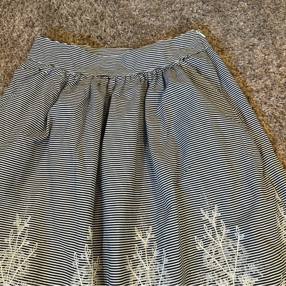 NY Collection Women’s Black White Striped Embroidered design Skirt Sz 6 - Image 3