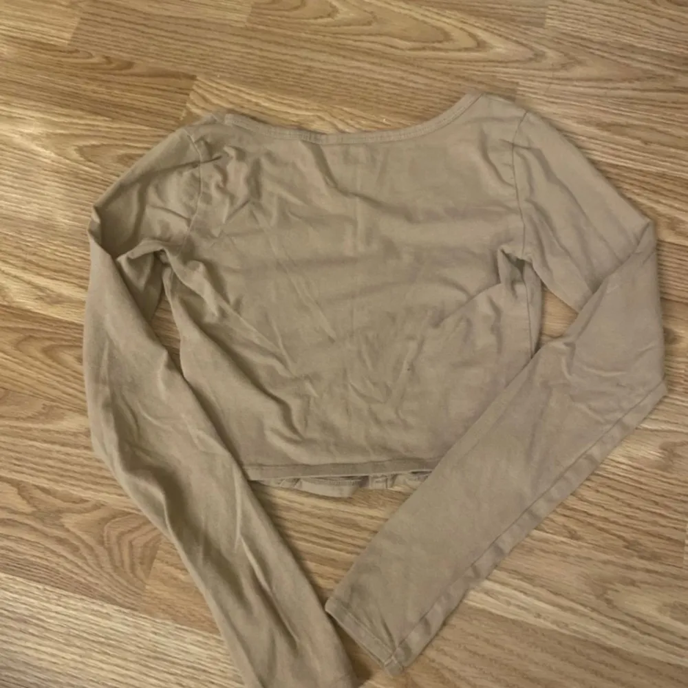 Hollister Cropped Long Sleeve Baby Tee Size XS - Image 5