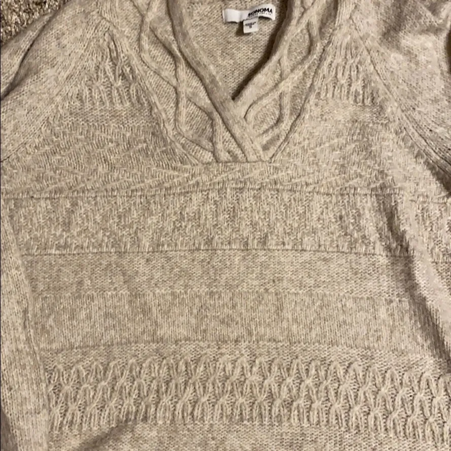 Sonoma comfy v neck sweatshirt. Lightly worn - Image 3