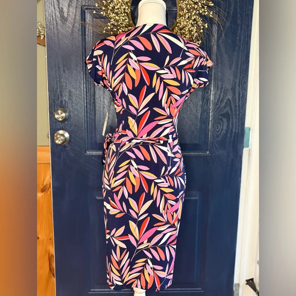 Maggy London Leana Wrap Dress in NV/Fiesta print. NWT size 8P. - Image 4
