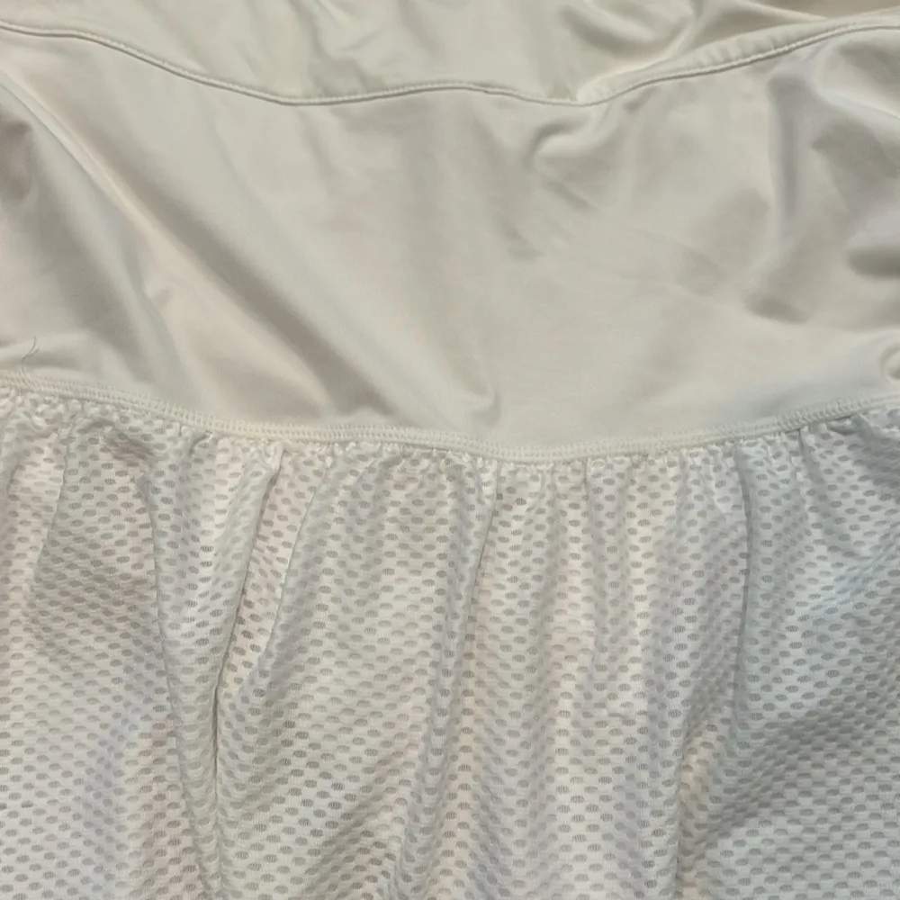 Vineyard Vines Performance athletic skirt with built in shorts - Image 3