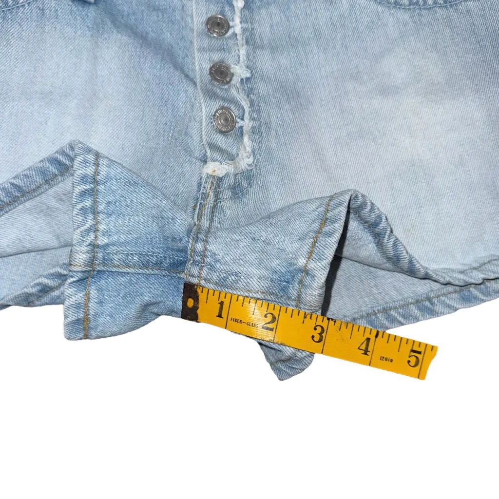 Vintage Y2K Levi’s Exposed Button Fly Denim Jean Shorts 5 / 28 Light Wash 2001 - Image 9