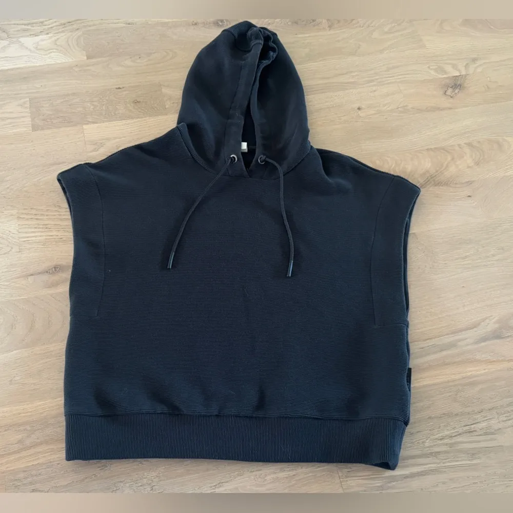 Varley plains sleeveless hoodie black size small - Image 3