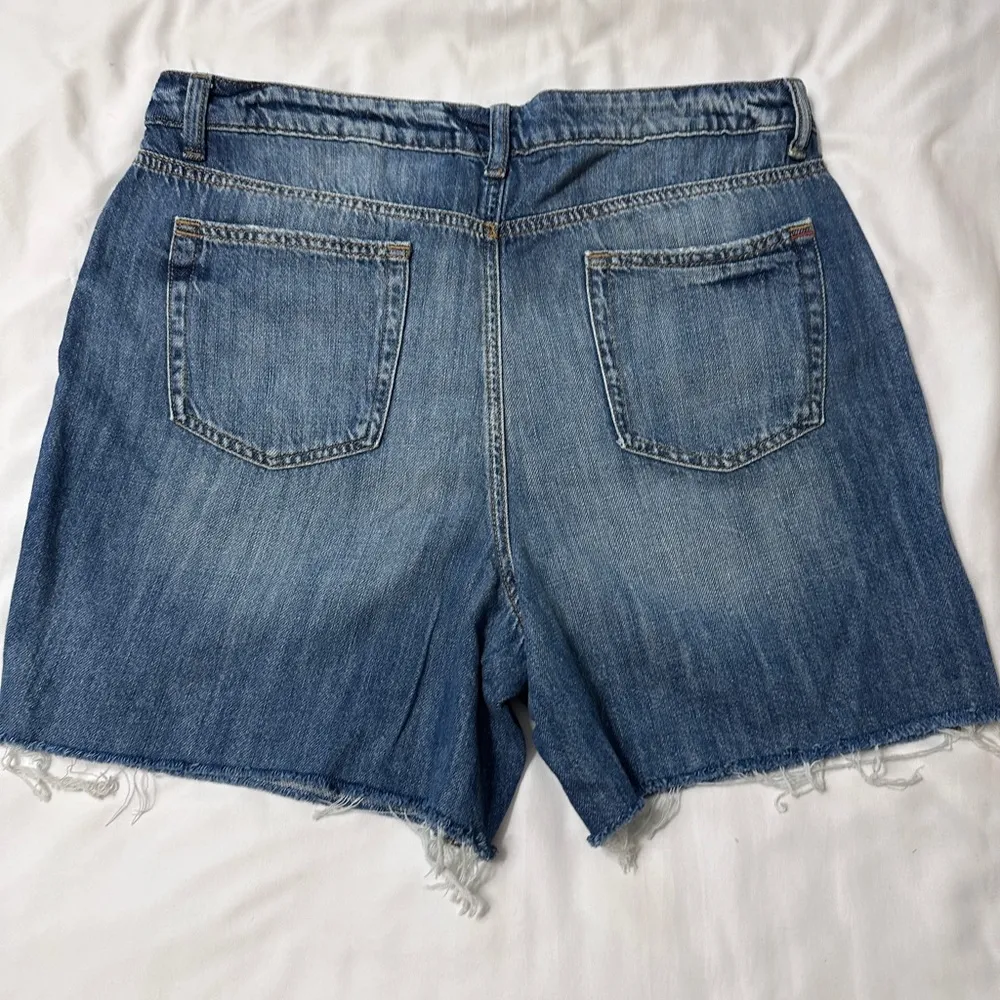 EDGELY High Rise Frayed Hem 5 in.Denim Jean Shorts Maurices; Distressed; size 16 - Image 6