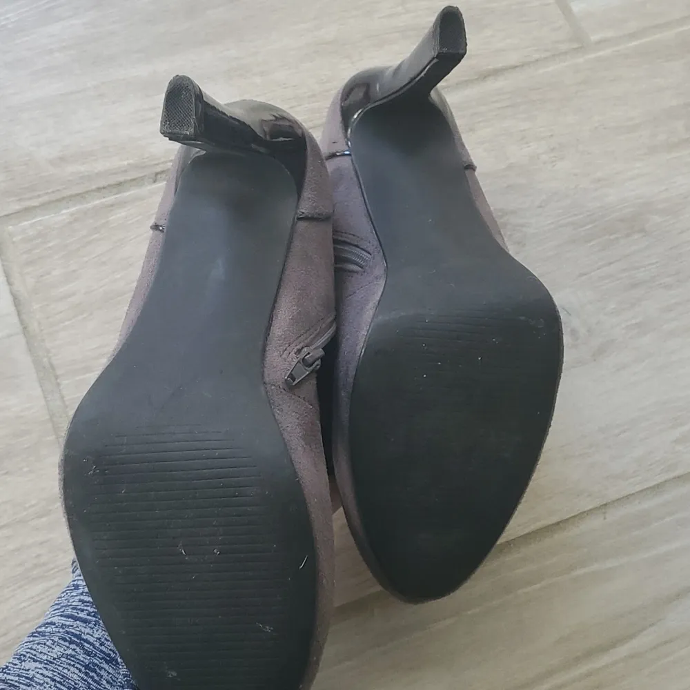 Metaphor Drew 2 Suede Heels with Bow - Image 11