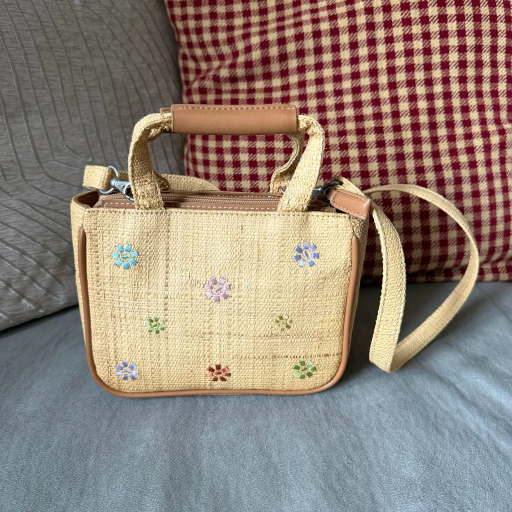 Nine West Y2K natural raffia mini crossbody purse with floral embroidery - Image 3