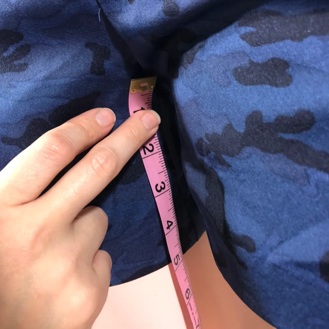 NWOT  Blue Camo Faux Silk Shorts New Size 4 - Image 8