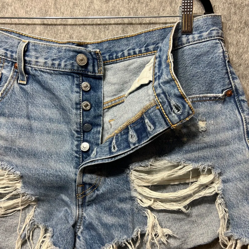 Levi's Distressed Denim Shorts Ripped Frayed Hem Light Wash Blue Size 33 - Image 7