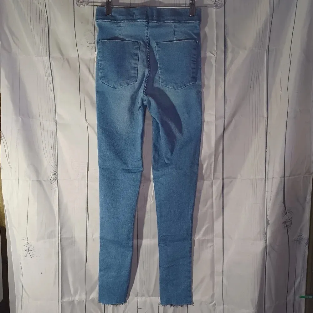 Free people light denim Jegging with raw hem NWT - Image 6