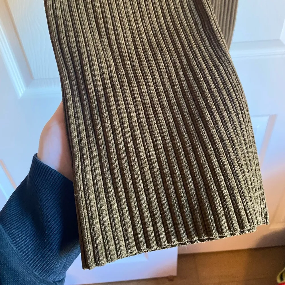 M.M. Lafleur medium the Finley stretch pant ribbed jardigan kint olive brown - Image 4