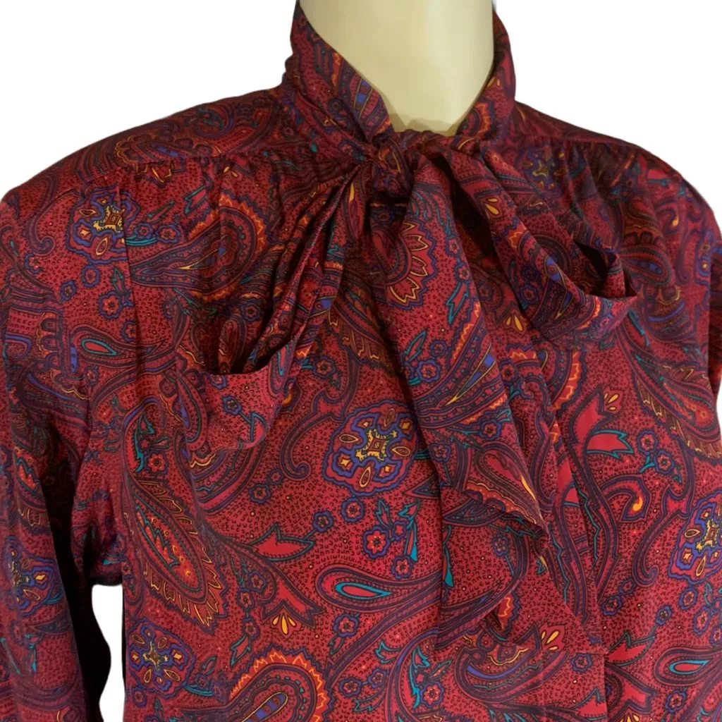 VINTAGE 1980'S ALFRED DUNNER BURGUNDY, RED & BLUE PAISLEY PRINT BLOUSE (10) - Image 6
