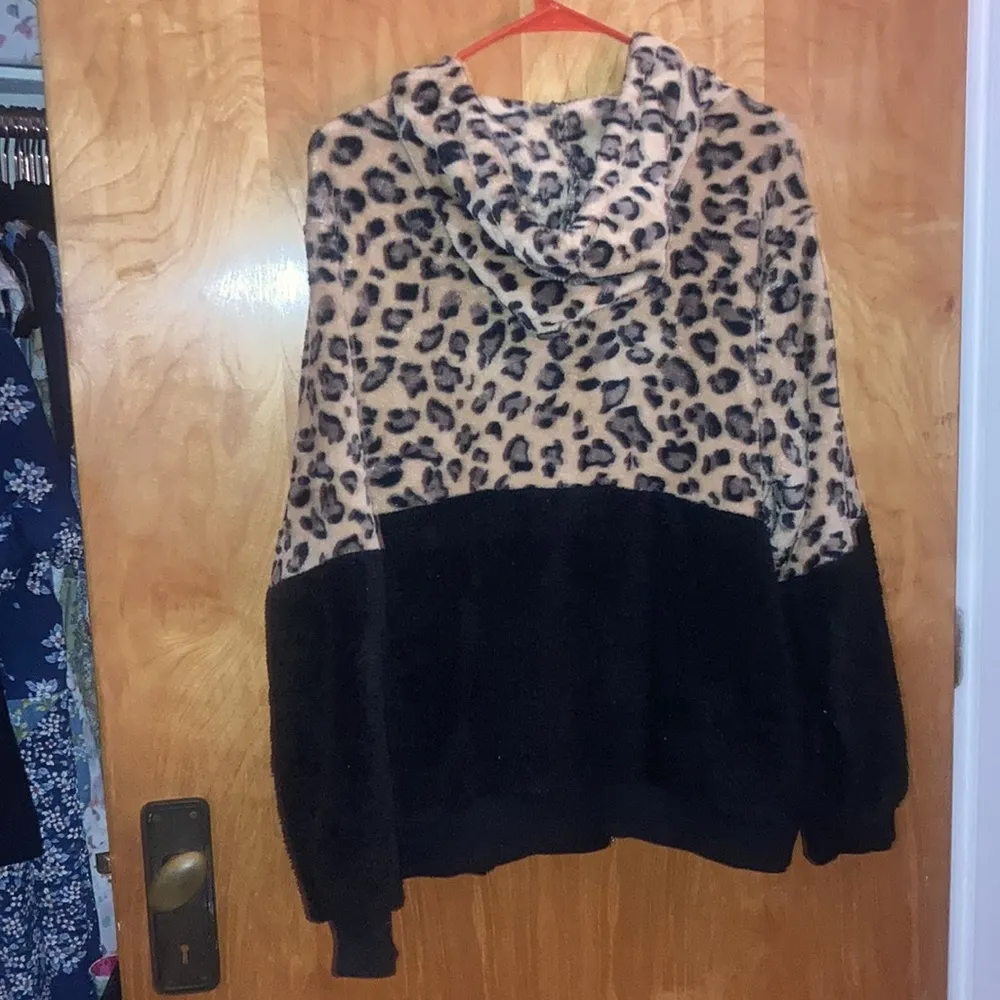 Black & Leopard Print Color Block Zip - Image 4