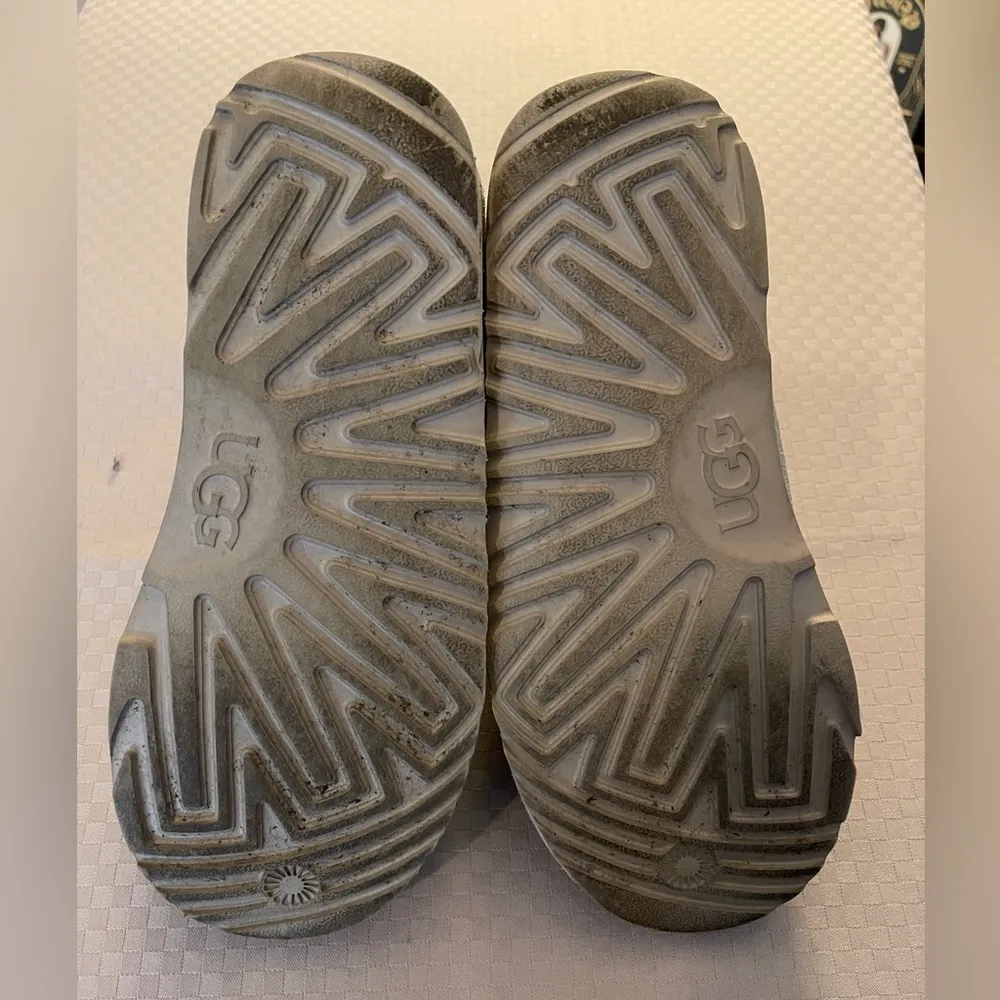 Uggs button star gray & silver fur lined suede boots. Size 5. - Image 5