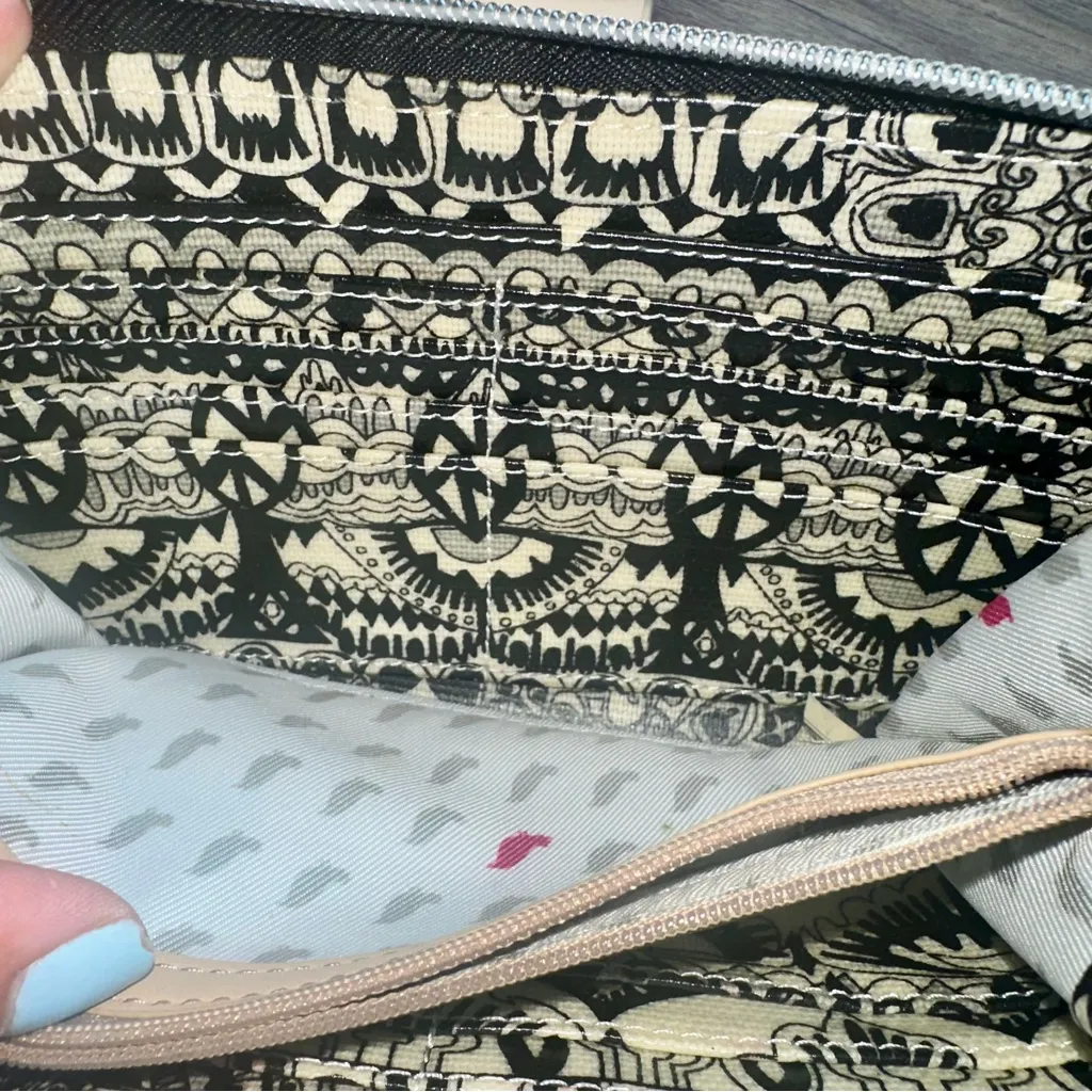 Sakroots Crossbody/Wristlet Zip Around wallet purse Black & cream print - Image 11