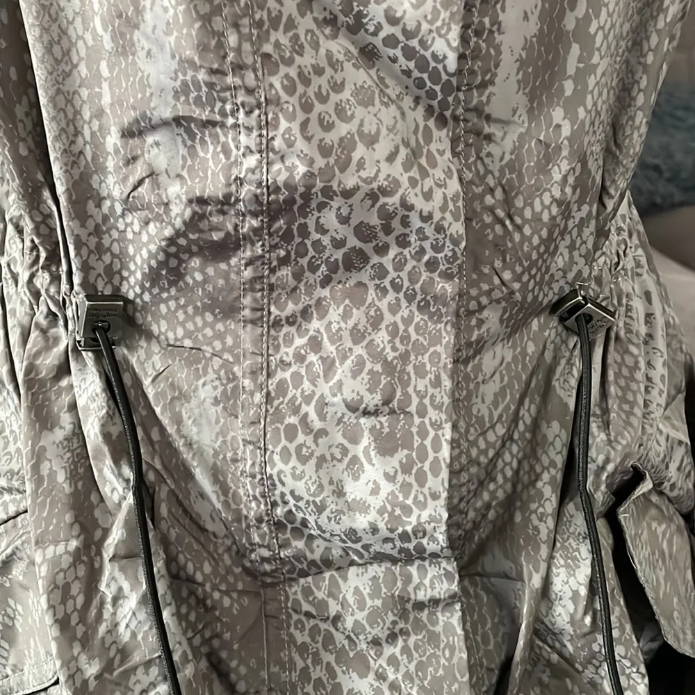 SIMPLY VERA VERA WANG Gray Animal Print Light Trench Coat Size XS - Image 3