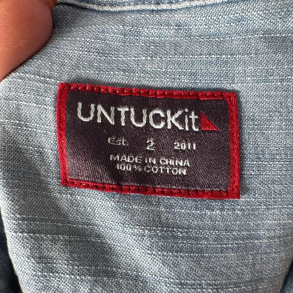 UNTUCKIT NWT Woman’s Alleanza Denim Chambray Button Down Top Pockets Size 2 Blue - Image 4