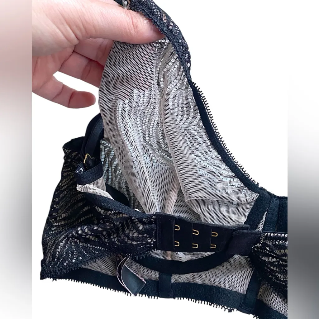 Victoria's Secret 34DD Unlined Plunge bra - Image 4