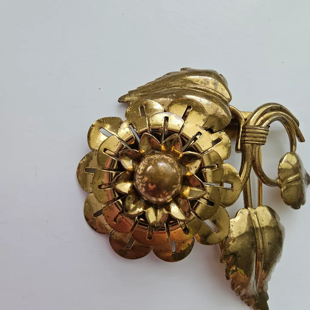 Art Deco Rhinestone Flower Three Dimensional Brass Tone Metal Fur Clip Gold - Image 2