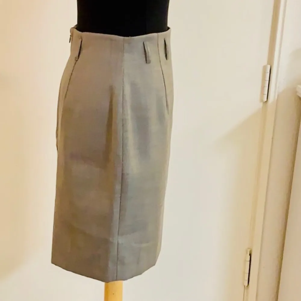 Anne Klein fully lined gray pencil skirt. - Image 2