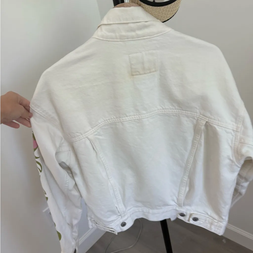 Levi's  Women's Off-White Denim Jacket with Artistic Sleeves - Image 4