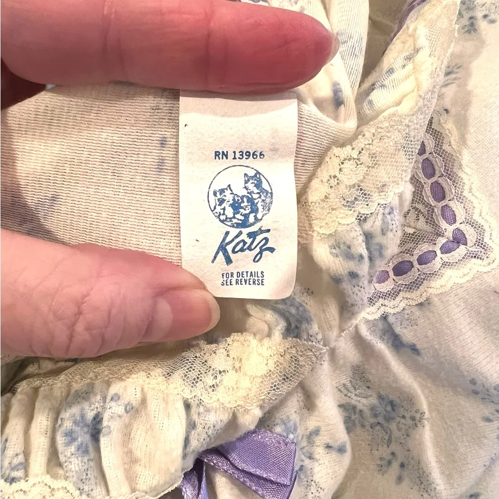 Katz White Floral Nightgown Long Sleeve Gown Sz Small Vintage Sleepwear Purple - Image 3