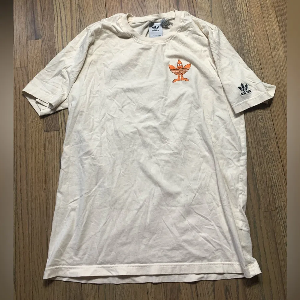 Adidas  graphic tee large - Image 2